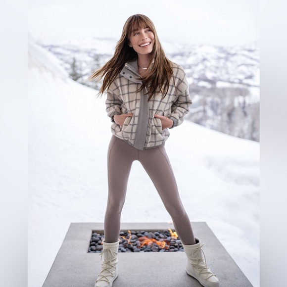 NWT Vuori Plaid Cozy Sherpa Women's Full Zip Jacket in Suede Windowpane - Picture 8 of 10